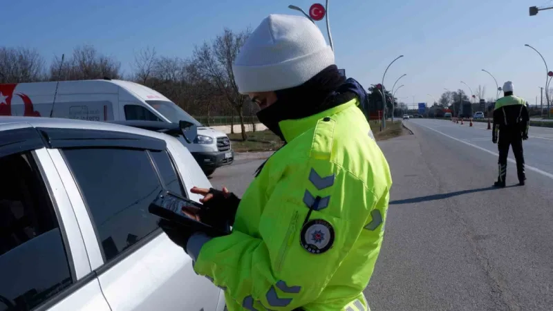 Cam filmi operasyonu: Sürücüler cam filmlerini sökmek için zamanla yarıştı Cam filmi operasyonu: Sürücüler cam filmlerini sökmek için zamanla yarıştı