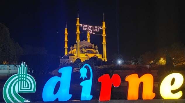 Edirne’deki camilerde mahyalarda korona virüs vurgusu