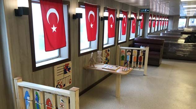 Moda Vapuru’nda çocuklara oyuncaklı alan