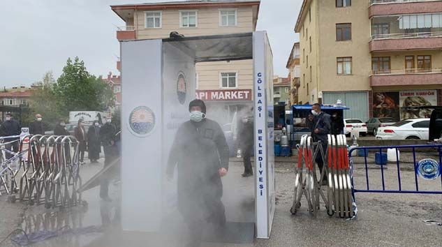 Gölbaşı Belediyesi pazarlar için kendi dezenfektan kabinini üretti