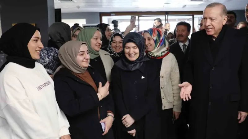 Cumhurbaşkanı Erdoğan, gençlerle bir araya geldi