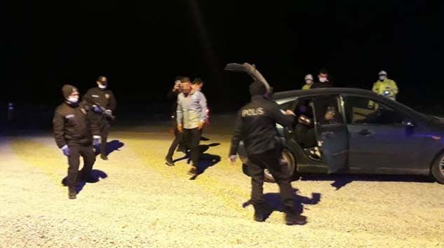 Sokağa çıkma yasağı olan genç otomobil bagajında yakalandı