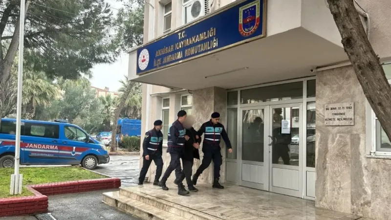 Kendilerini MİT mensubu olarak tanıtan dolandırıcılara operasyon: 5 gözaltı Kendilerini MİT mensubu olarak tanıtan dolandırıcılara operasyon: 5 gözaltı