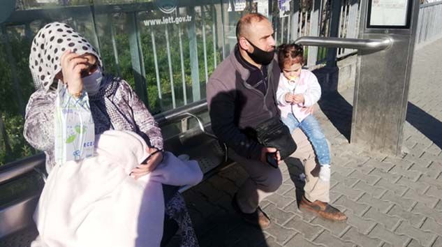 Kucağında hasta çocuğuyla dakikalarca otobüs bekledi
