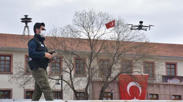 Sesli drone ile sokağa çıkanlar uyarılıyor