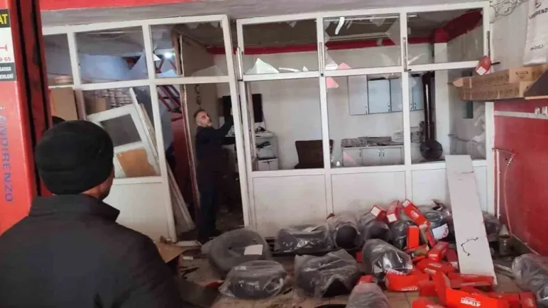 LPG tankından dökülen gaz patlamaya neden oldu: 4 yaralı LPG tankından dökülen gaz patlamaya neden oldu: 4 yaralı