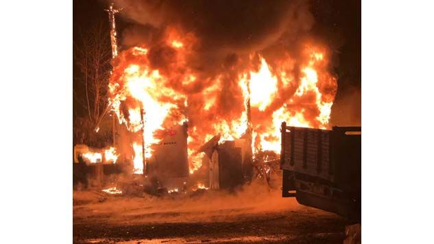 Rize’de inşaat malzeme deposunda yangın