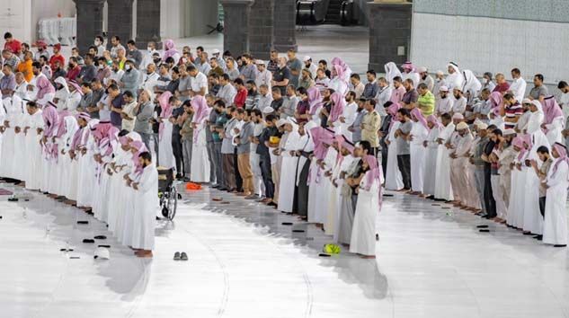 Mescid-i Haram, Mescid-i Nebevi ve Mescid-i Aksa’da ilk teravih namazı kılındı