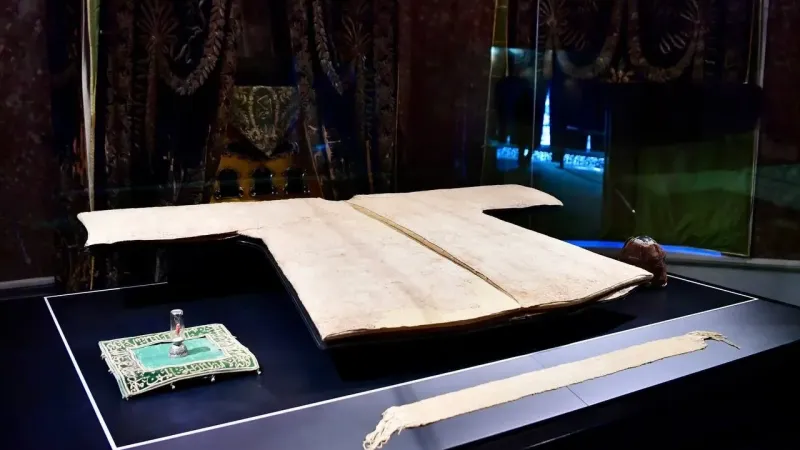 Hırka-i Şerif ziyarete açıldı Hırka-i Şerif ziyarete açıldı