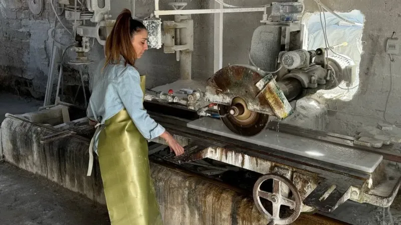 Hem anne hem de mermer ustası Hem anne hem de mermer ustası