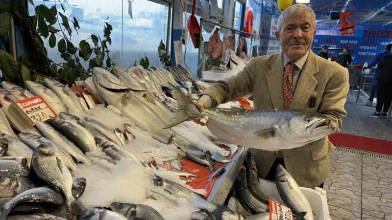 Balık tezgahlarında Ramazan bereketi yaşanıyor Balık tezgahlarında Ramazan bereketi yaşanıyor