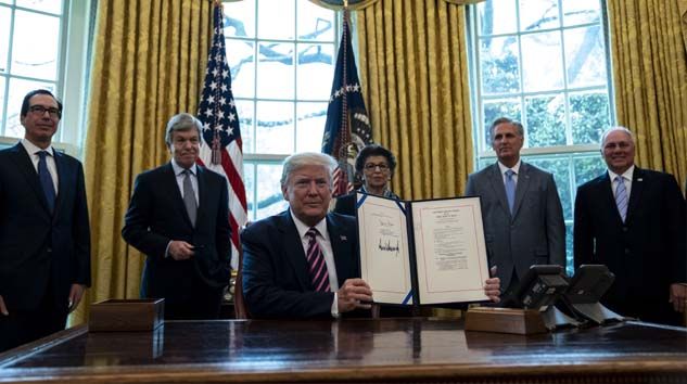 Trump korona virüse karşı 484 milyar dolarlık yardım paketini onayladı