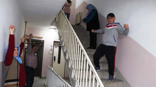 Sokağa çıkamadılar apartman içinde spor yaptılar