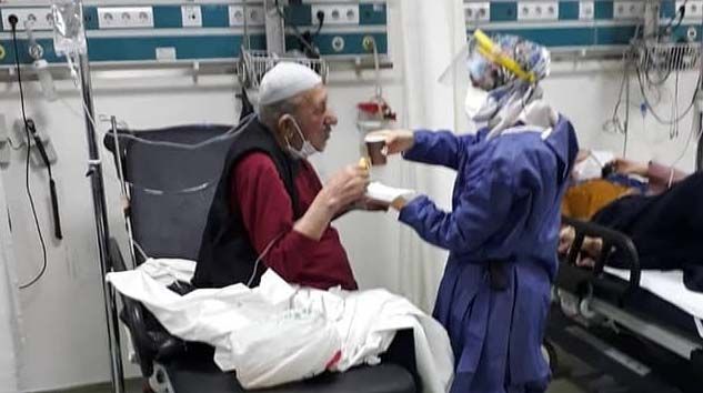 Doktor kendi orucunu açmadan önce hastasına yemek yedirdi