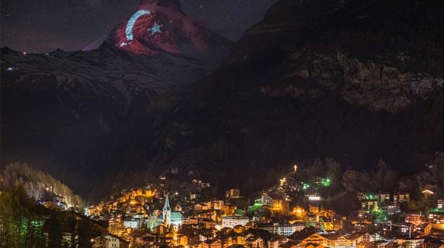 Film sahnesi gibi, Matterhorn Dağı’na Türk bayrağı yansıtıldı