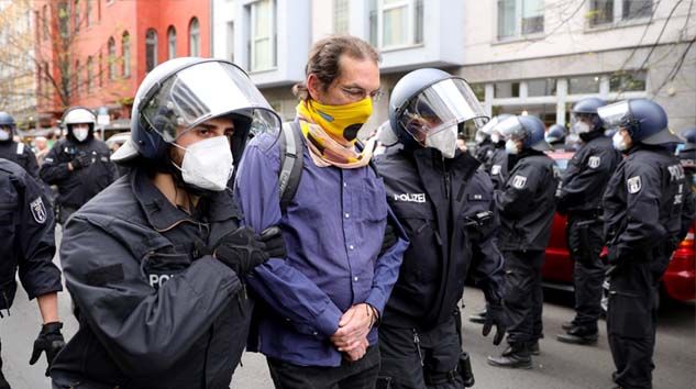 Almanya’da halk korona virüs kısıtlamalarını protesto etti