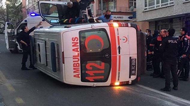 Ankara’da ambulans ile otomobil çarpıştı: 3 yaralı