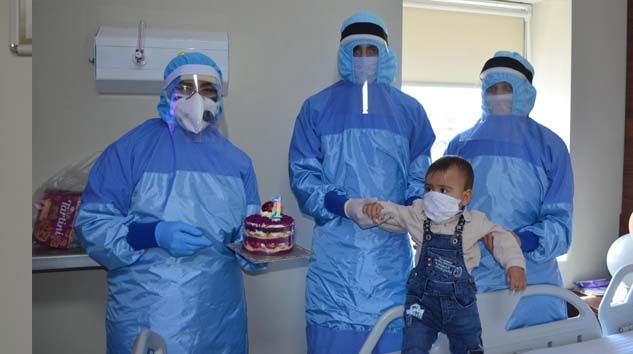 Korona tedavisi gören bebeğe doğum günü sürprizi