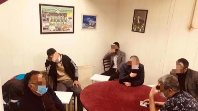 İş yerinde maskesiz oyun oynayan 15 kişiye para cezası