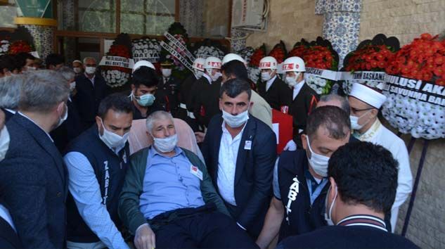 Şehit oğlunun cenazesine sedyeyle katıldı