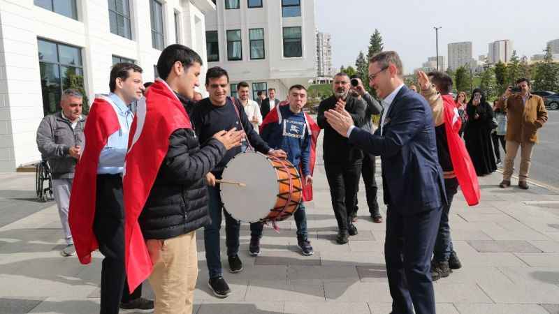 Başakşehir’in en özel gençlerine zurnalı asker eğlencesi Başakşehir’in en özel gençlerine zurnalı asker eğlencesi