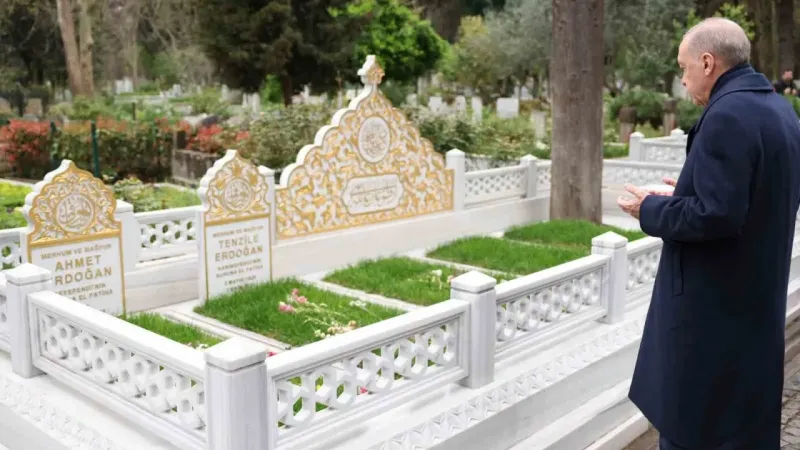 Cumhurbaşkanı Erdoğan, anne ve babasının kabirlerini ziyaret etti