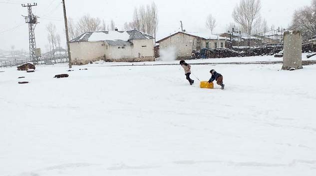 Van’da Nisan ayında kar sürprizi