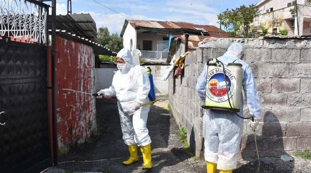 Kadın başkan Hülya Erdem tulum giyip mahalleyi dezenfekte etti