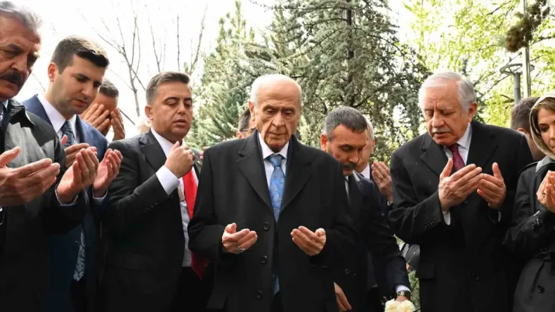 MHP Genel Başkanı Devlet Bahçeli, Türkeş’in mezarını ziyaret etti