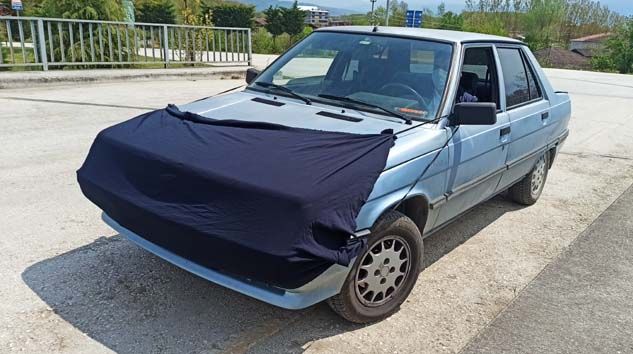 Korona virüse karşı otomobiline maske taktı