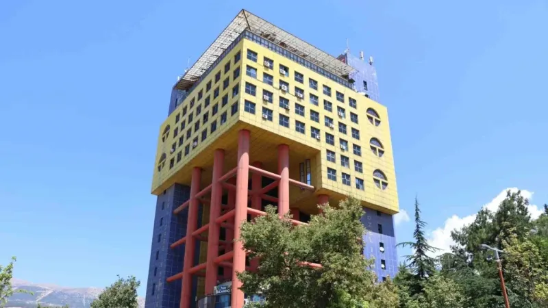 "Dünyanın en saçma binası"nın yerine iş hanı yapılıyor "Dünyanın en saçma binası"nın yerine iş hanı yapılıyor