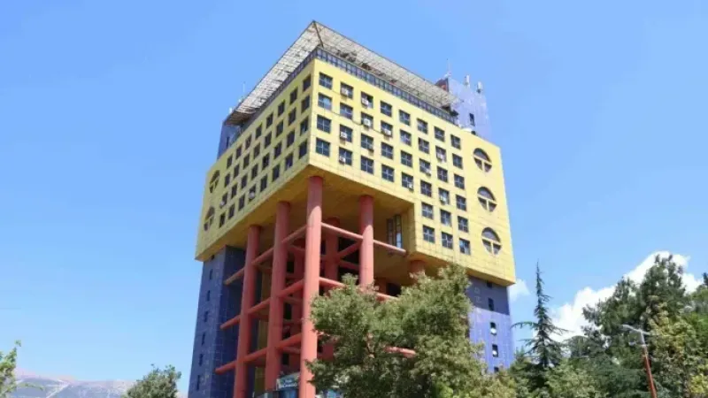 "Dünyanın en saçma binası"nın yerine iş hanı yapılıyor "Dünyanın en saçma binası"nın yerine iş hanı yapılıyor