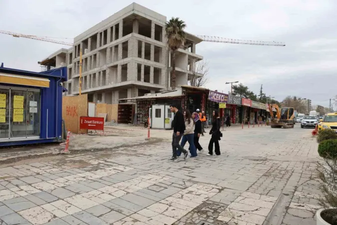 "Dünyanın en saçma binası"nın yerine iş hanı yapılıyor "Dünyanın en saçma binası"nın yerine iş hanı yapılıyor