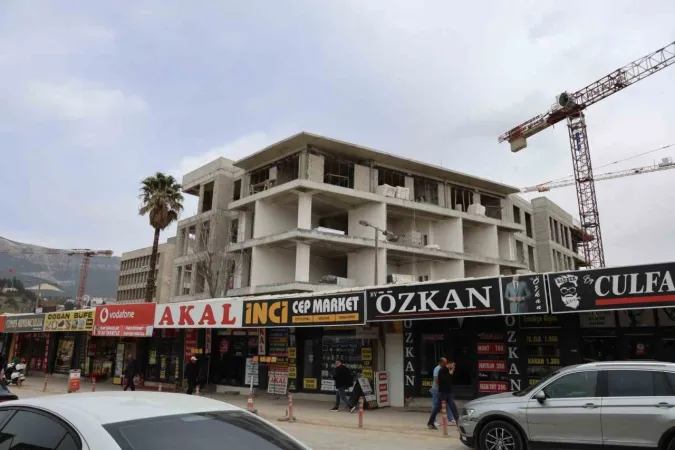 "Dünyanın en saçma binası"nın yerine iş hanı yapılıyor "Dünyanın en saçma binası"nın yerine iş hanı yapılıyor