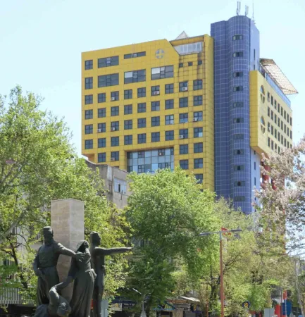 "Dünyanın en saçma binası"nın yerine iş hanı yapılıyor "Dünyanın en saçma binası"nın yerine iş hanı yapılıyor