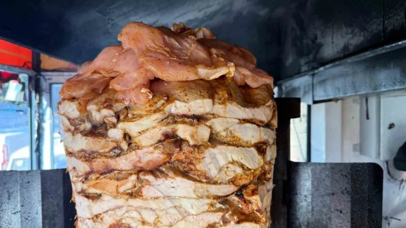 Pişmiş tavuk dönere çiğ tavuk takılması ölümcül olabiliyor Pişmiş tavuk dönere çiğ tavuk takılması ölümcül olabiliyor