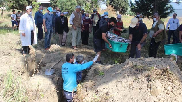 Mera kavgasında öldürülen Mısırlı ailesi yan yana defnedildi