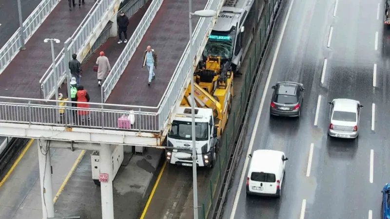 Avcılar’da metrobüs kazası: 21 yaralı Avcılar’da metrobüs kazası: 21 yaralı