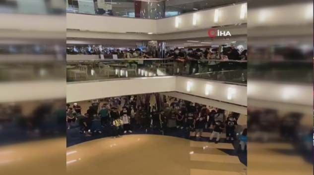 Hong Kong’ta AVM’de yapılan protestoya polis müdahalesi