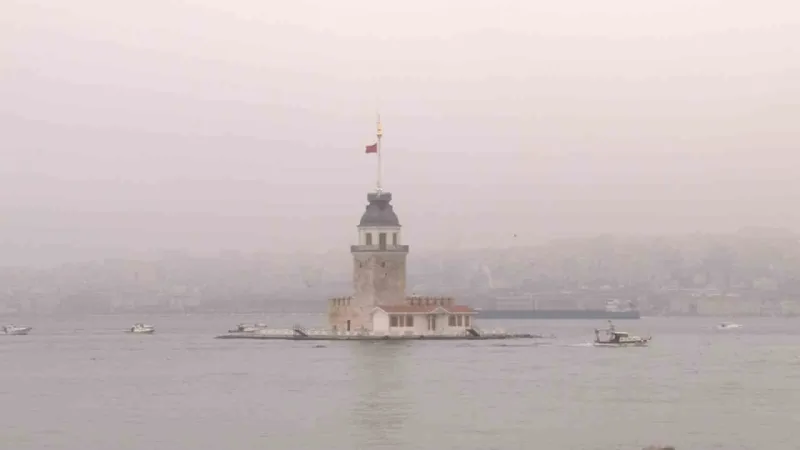 Sis ile kaplanan İstanbul Boğazı kartpostallık görüntüler oluşturdu