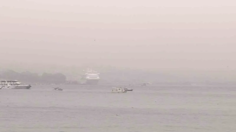 Sis ile kaplanan İstanbul Boğazı kartpostallık görüntüler oluşturdu