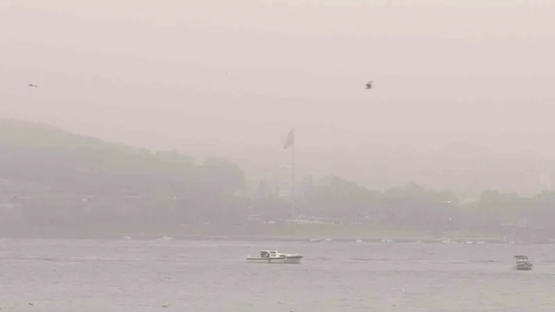 Sis ile kaplanan İstanbul Boğazı kartpostallık görüntüler oluşturdu