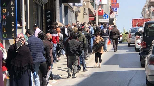 Vatandaş kurala uymadı, polis sıraya dizdi