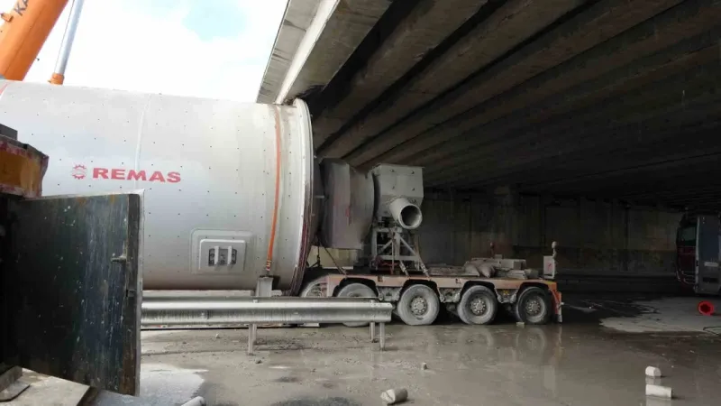 Tuzla’da 3 gündür köprü altında sıkışan tırı kurtarma operasyonu Tuzla’da 3 gündür köprü altında sıkışan tırı kurtarma operasyonu