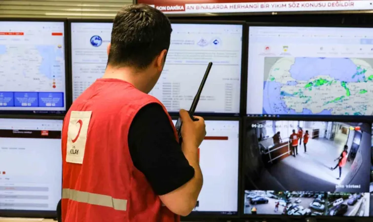 Türk Kızılay İstanbul depremi sonrası beslenme desteğiyle toplanma alanlarında