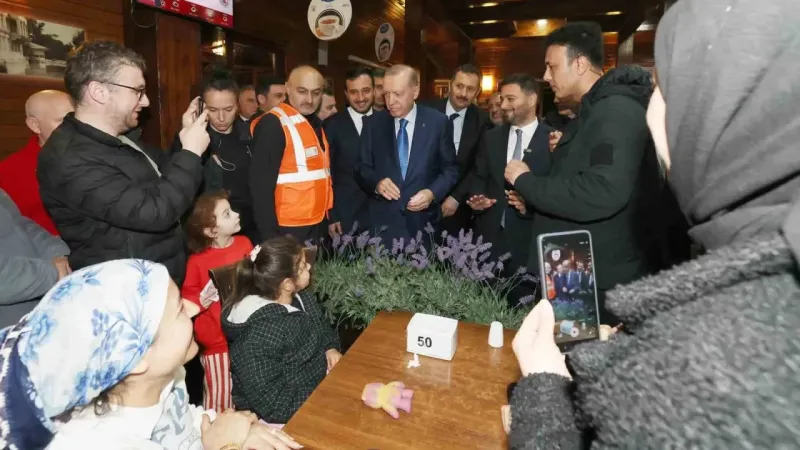 Cumhurbaşkanı Erdoğan’dan geceyi dışarda geçiren vatandaşları ziyaret Cumhurbaşkanı Erdoğan’dan geceyi dışarda geçiren vatandaşları ziyaret