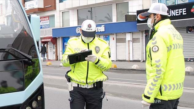 TEM Otoyolu’nda sahte seyahat izin belgesi operasyonu: 10 gözaltı