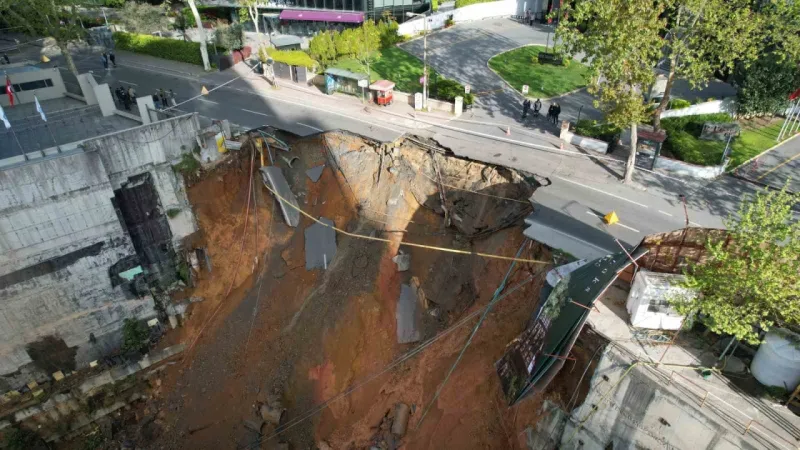Sarıyer’de yol çöktü: Doğalgaz sıkıştı, patlama oldu Sarıyer’de yol çöktü: Doğalgaz sıkıştı, patlama oldu
