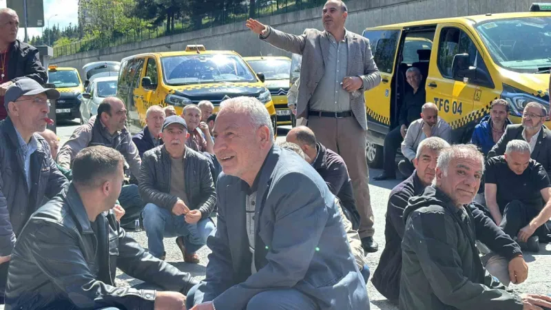 İBB mağduru taksicilerden CHP İl Başkanlığı binası önünde düdüklü protesto