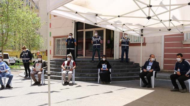 HDP önündeki ailelerin evlat nöbeti 240’ıncı günde